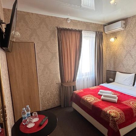 Hotel Шляпа à Dnipro Extérieur photo